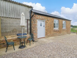 Outdoor dining - Sunset Cottage (Towcester)