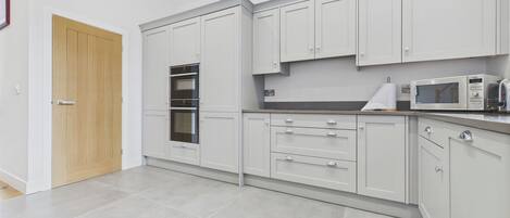 Geladeira, lava-louças, chaleira elétrica, torradeira