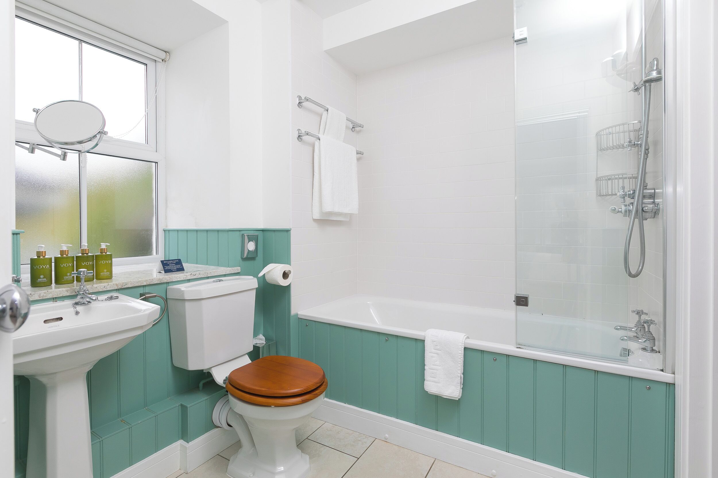 Une salle de bain avec des toilettes, un lavabo et une baignoire.