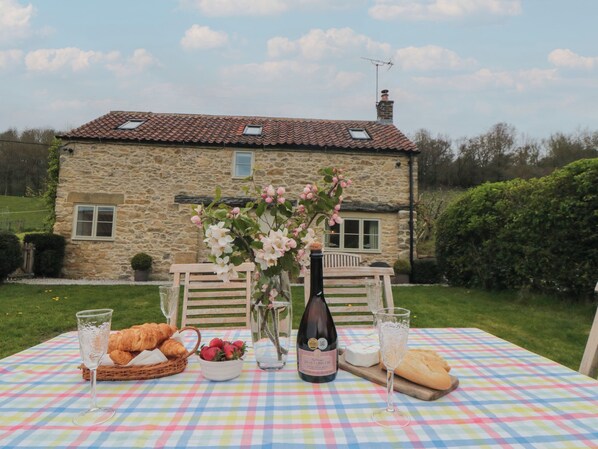 Outdoor dining - The Burrows (York)