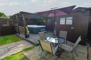 Outdoor dining - Ebrenn (Tintagel)