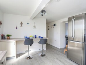 Frigorífico, lavavajillas, hervidor eléctrico y tostadora