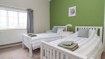 2 Schlafzimmer, individuell dekoriert, individuell eingerichtet