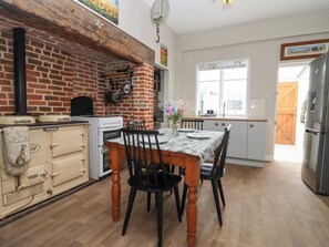 Réfrigérateur, lave-vaisselle, bouilloire électrique, grille-pain