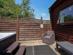 Cottage | Outdoor spa tub - The Fallows (Saint Asaph)