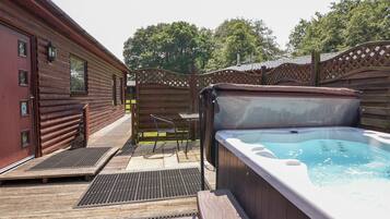 Cottage | Outdoor spa tub