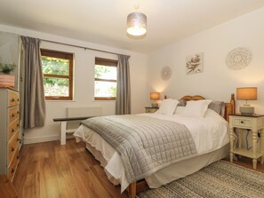 2 Schlafzimmer, individuell dekoriert, individuell eingerichtet