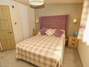 2 Schlafzimmer, individuell dekoriert, individuell eingerichtet
