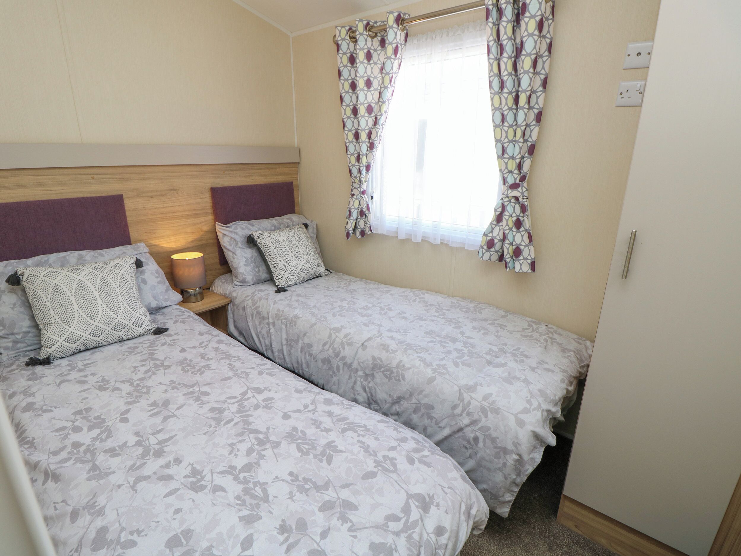 2 phòng ngủ, trang trí khác biệt 