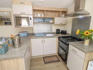 電冰箱、電熱水壺、烤麵包機、鍋具/餐盤/廚房用品