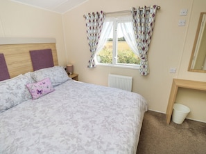 2 bedrooms, individually decorated, individually furnished - Seabreeze Cottage (Chichester)