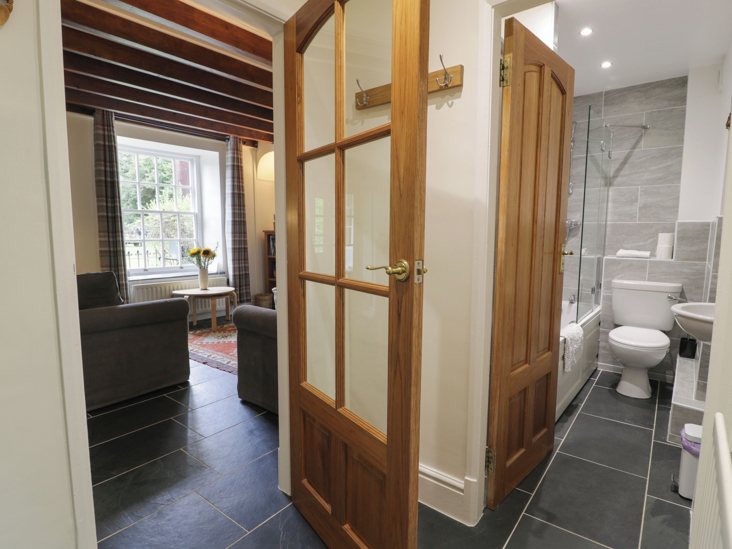 Un baño moderno con inodoro, lavabo y ducha.