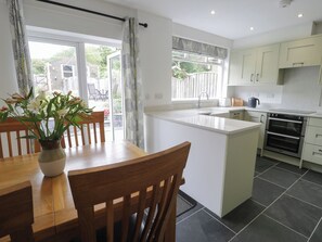 Fridge, dishwasher, electric kettle, cookware/dishes/utensils - Cottage on the Green (Caernarfon)