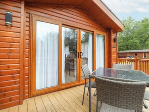 Outdoor dining - Tawny Owl Lodge (Windermere)