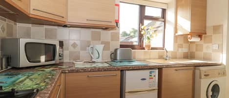 Fridge, cookware/dishes/utensils