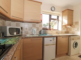 Fridge, cookware/dishes/utensils