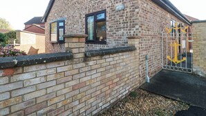 A brick building with a sign reading "Batima 19". - Fatima (Burnham-on-Sea)