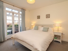 2 dormitorios, decoración individual, mobiliario individual