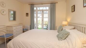 2 bedrooms, individually decorated, individually furnished, free WiFi