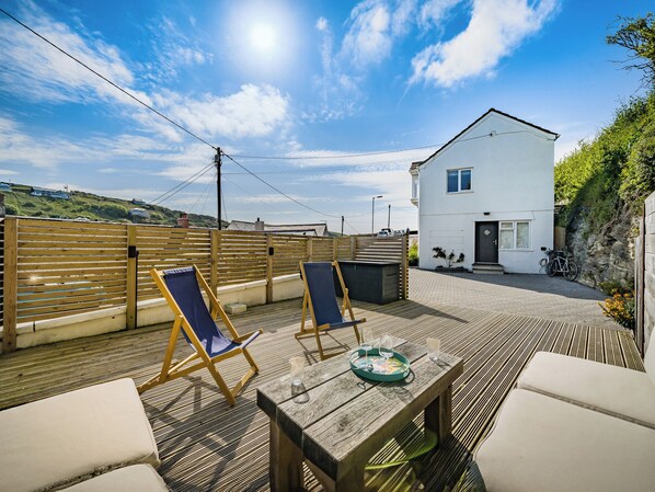 Outdoor dining - Fairwinds (Redruth)