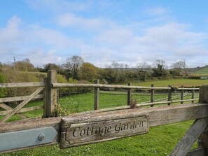 Property grounds - Pomme Blushe House (Bridport)