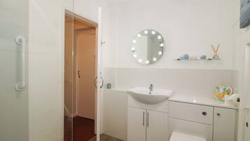 Cottage | Bathroom | Shower