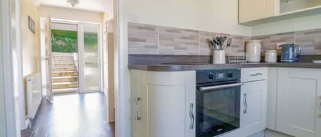 Kühlschrank, Geschirrspüler, Wasserkocher, Toaster