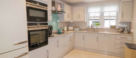 Dishwasher, electric kettle, toaster, cookware/dishes/utensils