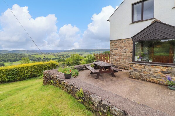 Outdoor dining - Addylea Cottage (Windermere)