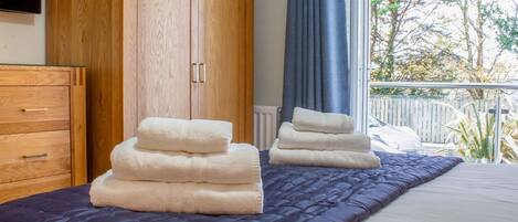 2 개의 침실, 각각 다른 스타일의 인테리어, 각각 다르게 가구 비치, 무료 WiFi