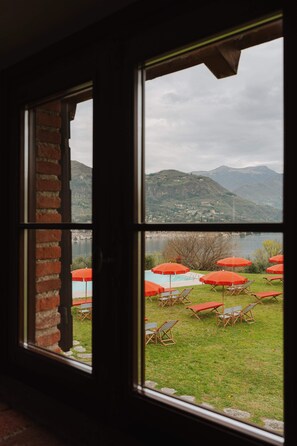 Decoración personalizada, muebles diferentes y cortinas blackout 