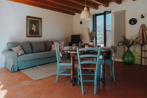 Leilighet – superior, utsikt mot innsjø | Oppholdsområde | TV