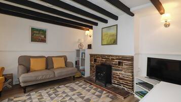 Cottage | Living area | Fireplace