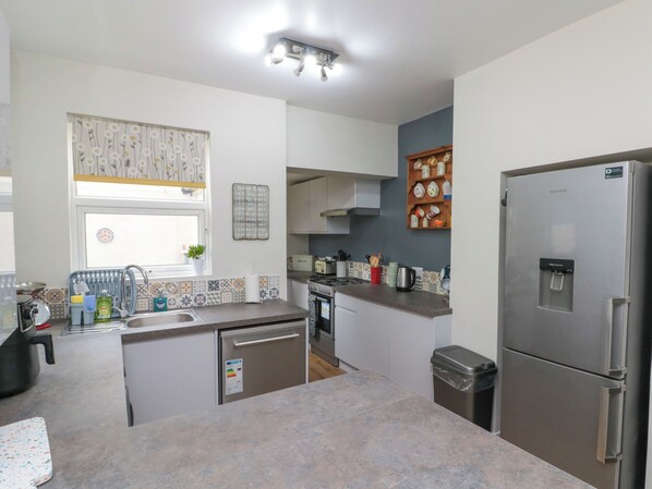 電冰箱、洗碗機、電熱水壺、鍋具/餐盤/廚房用品