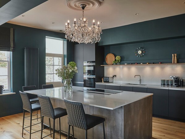 Lave-vaisselle, batterie de cuisine, vaisselle et ustensiles