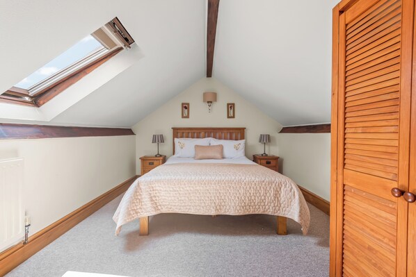2 quartos, individualmente decorados, individualmente mobiliados