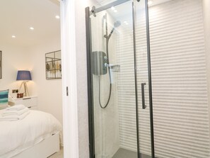 1 habitación, decoración personalizada y muebles diferentes