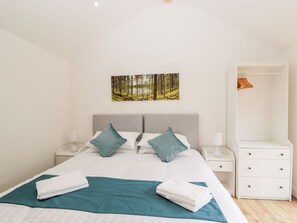 1 Schlafzimmer, individuell dekoriert, individuell eingerichtet