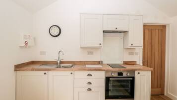 Lemari es, ketel listrik, dan pemanggang roti