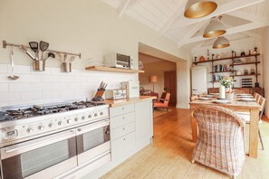Kühlschrank, Geschirrspüler, Wasserkocher, Toaster