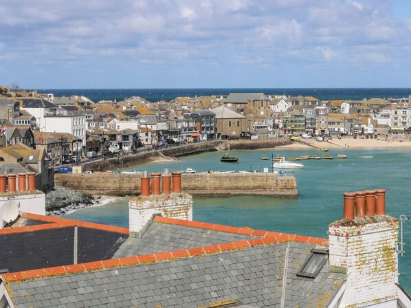 Une ville côtière dotée d’un port, de bateaux et d’une plage de sable.