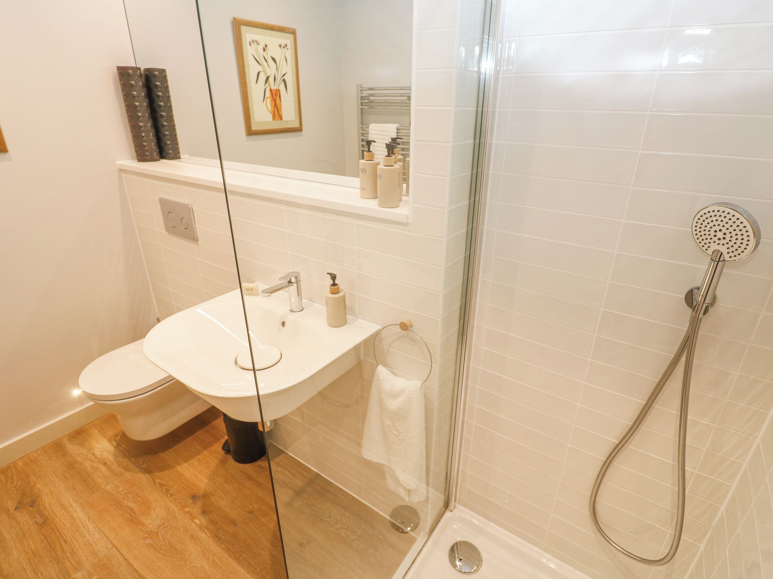 Un baño moderno con inodoro, lavabo y ducha.