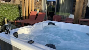 Cottage | Outdoor spa tub