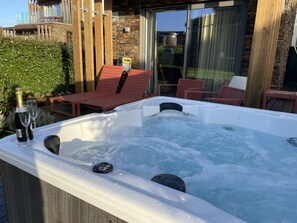 Cottage | Outdoor spa tub - Villa 80 (St Ives)
