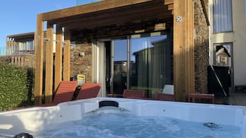 Cottage | Outdoor spa tub