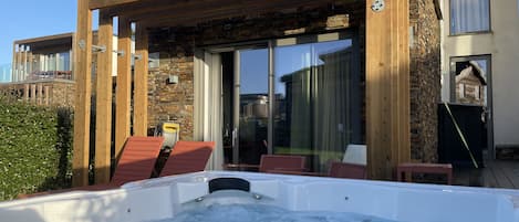 Cottage | Outdoor spa tub