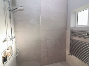 Shower - The Boathouse (Carrigaholt)