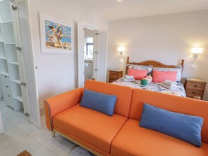 3 dormitoris, decoració individual i mobiliari individual 