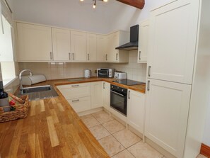 Cottage | Private kitchen | Fridge, electric kettle, toaster, cookware/dishes/utensils
