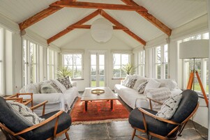 Cottage | Living area